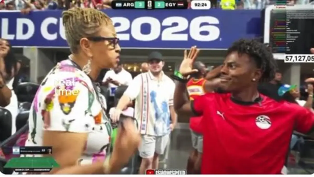 عنصرية في الملاعب: جمهور الأرجنتين يسيء لليوتيوبر سبيد بسبب قميص منتخب مصر (فيديو)