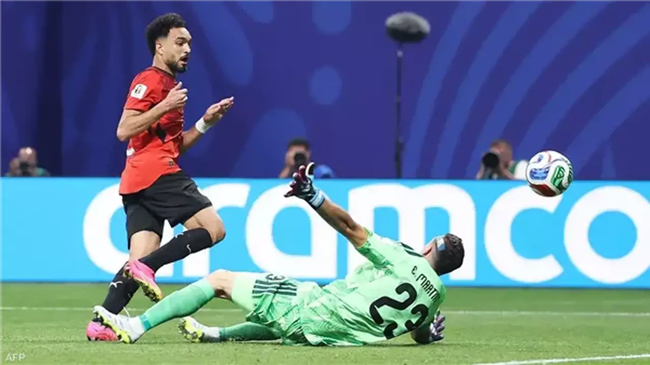 نجوم كرة عالميون ينتقدون التحكيم بعد مباراة مصر والأرجنتين في كأس العالم