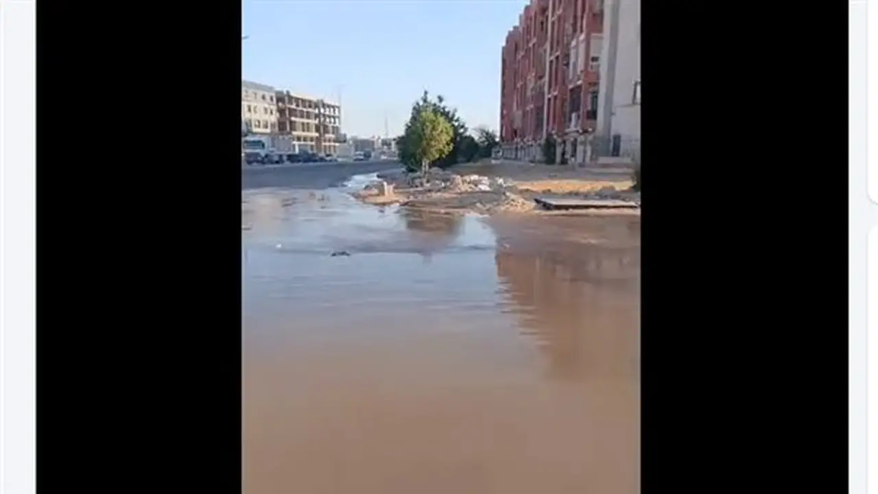 كسر مفاجئ في ماسورة مياه أمام نادي الصفوة بالحي الأول بالعاشر يتسبب في انقطاع المياه (فيديو)