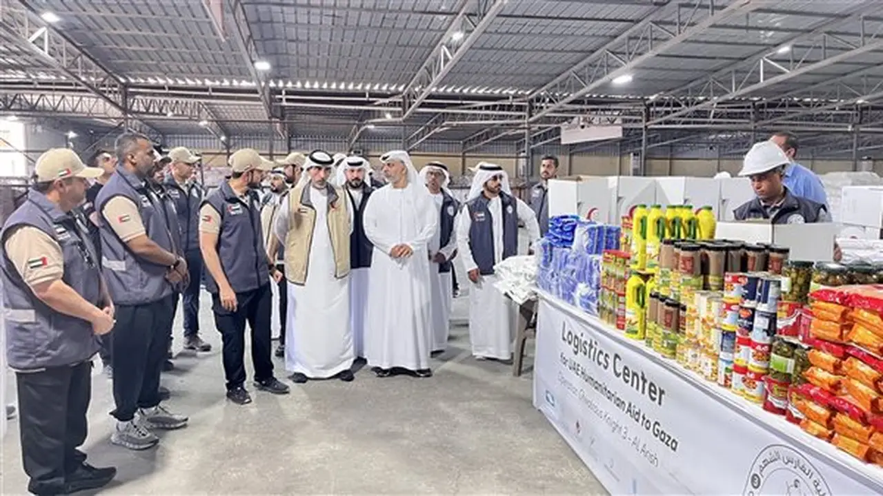 الأمين العام للهلال الأحمر الإماراتي يزور المركز اللوجستي بالعريش لمتابعة تجهيز المساعدات الإنسانية لغزة