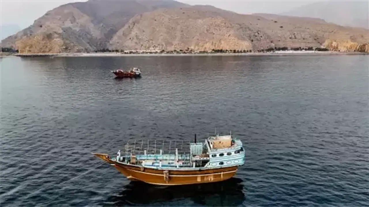 إيران تهدد أمريكا برد ساحق وتحدد ممرها في مضيق هرمز