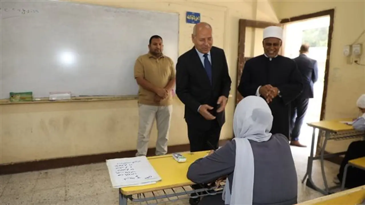 محافظ القاهرة ورئيس المعاهد الأزهرية يتفقدان لجان امتحانات الثانوية الأزهرية بالمعادي