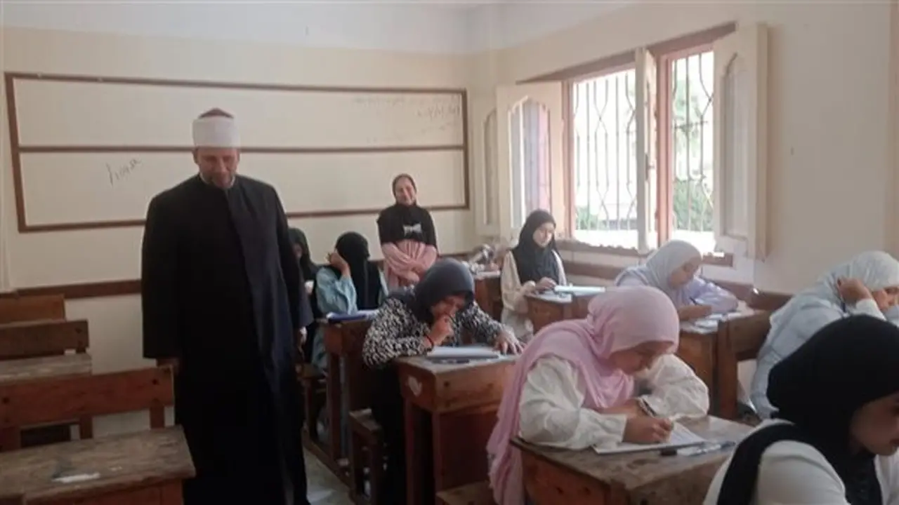 رئيس منطقة الإسكندرية الأزهرية يراقب امتحانات الأدب والنصوص بلجنة فتيات السيوف