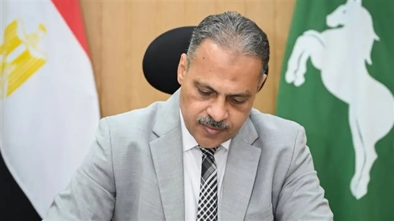 محافظ الشرقية يتخذ 14 قرارًا تأديبيًا بحق 42 موظفًا مقصرًا