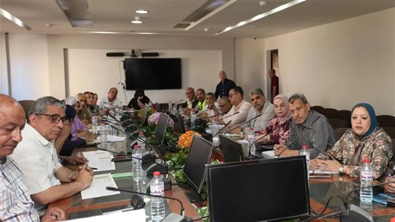 رئيس شركة الصرف الصحي بالإسكندرية يناقش مؤشرات الأداء وخطة العمل