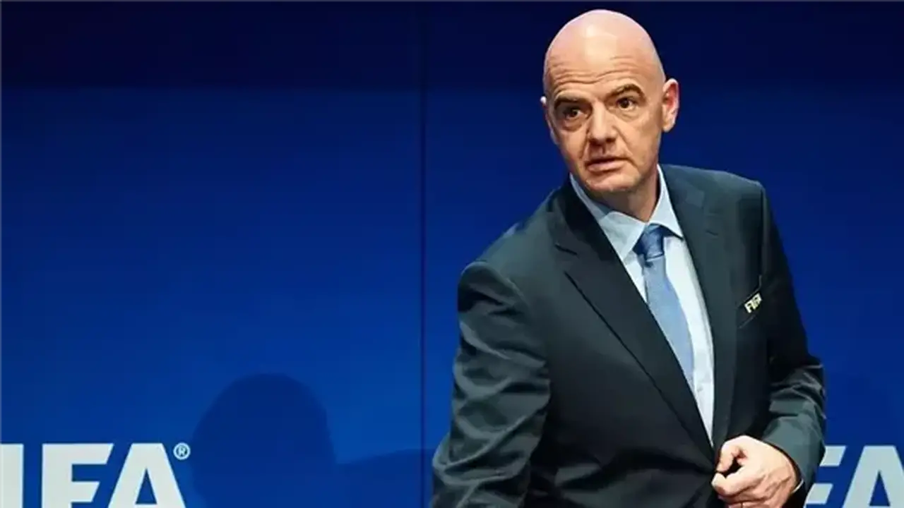 دعوات دولية للتحقيق مع إنفانتينو.. أزمة إلغاء طرد لاعب أمريكي تصل إلى البرلمان الأوروبي