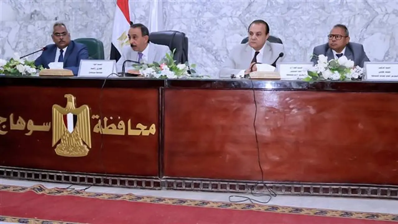 محافظ سوهاج يناقش تنفيذ الخطة الاستثمارية للعام المالي 2026/2027