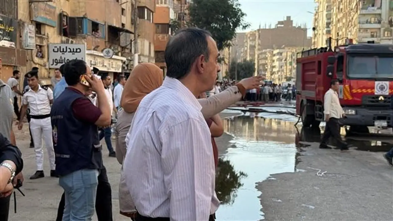 محافظ سوهاج يراقب جهود السيطرة على حريق برج معهد الاتصالات (صور)
