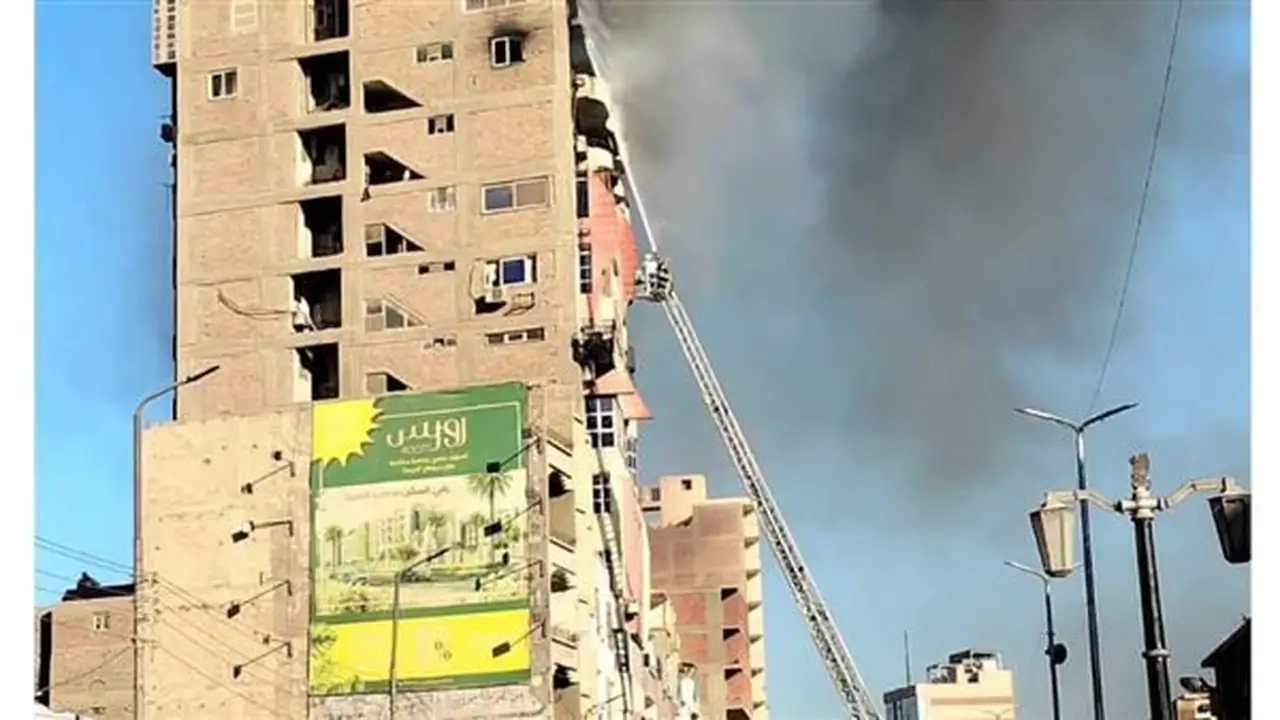الحماية المدنية تستخدم سلمًا هيدروليكيًا لإخماد حريق برج الاتصالات في سوهاج (صور)