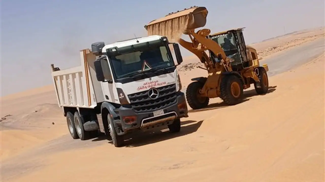 إزالة الكثبان الرملية وفتح طرق قرى الثمانين في الوادي الجديد