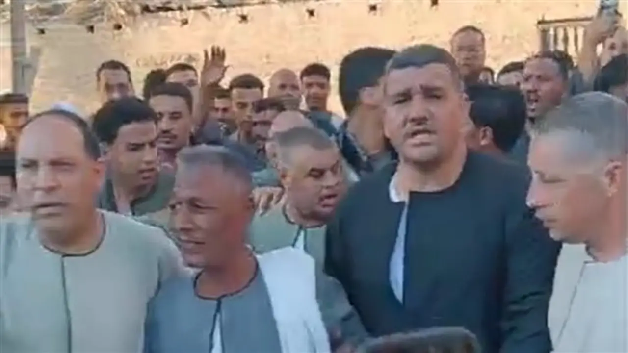 إنهاء خصومة ثأرية بين أبناء عمومة في قرية الكرنك بقنا (فيديو وصور)