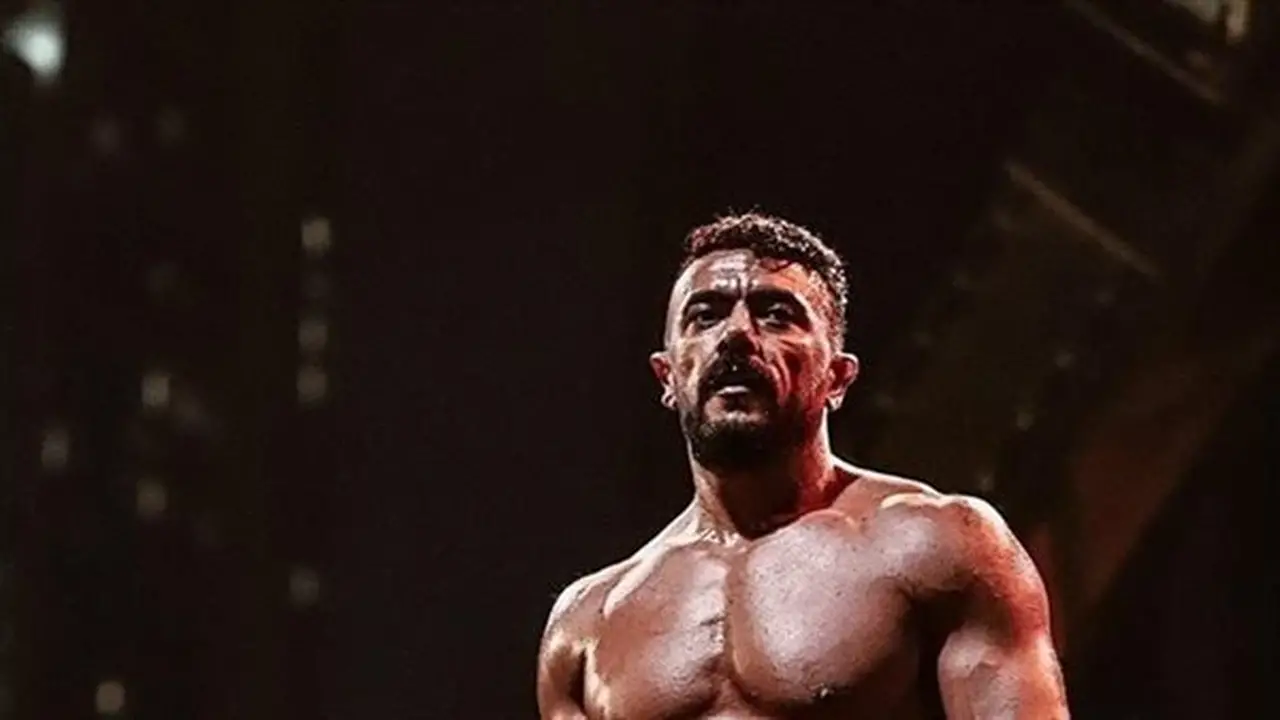 أحمد العوضي يستجيب لطلب سيدة مسنّة خلال العرض الخاص لفيلم شمشون ودليلة (فيديو)
