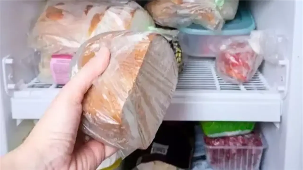 هل يساعد الاحتفاظ بالخبز في الثلاجة على بقائه طازجًا؟