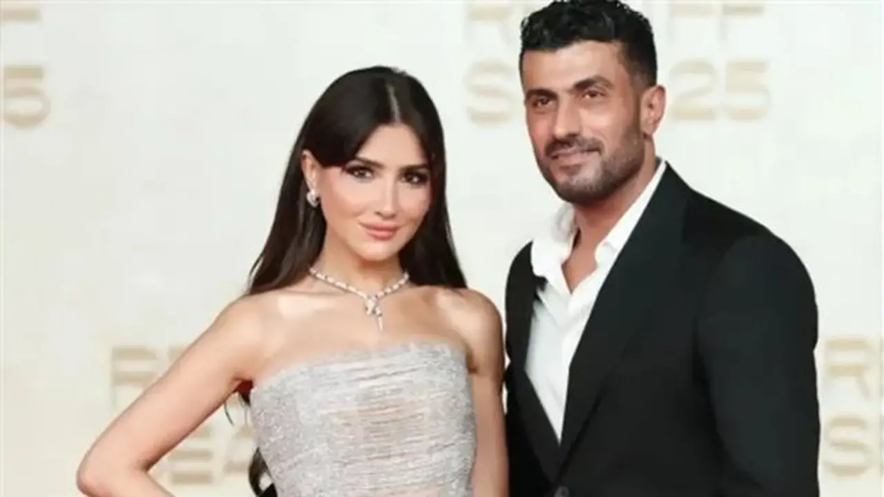 مى عمر تتألق بقميص منتخب مصر في العرض الخاص لفيلمها “شمشون ودليلة”