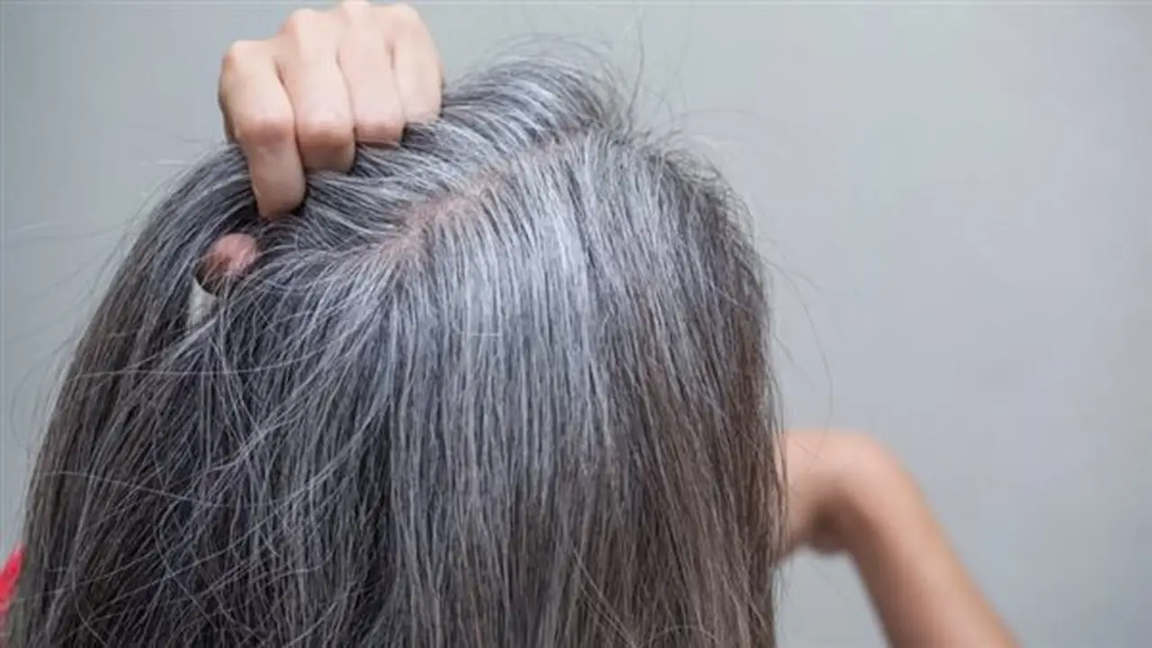 وصفة طبيعية لتغذية الشعر الأبيض ومنحه لونًا داكنًا