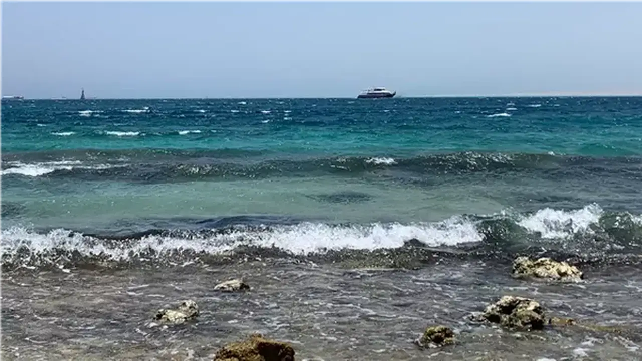 أمطار وأمواج مرتفعة وتحسن في درجات الحرارة: حالة الطقس اليوم الخميس