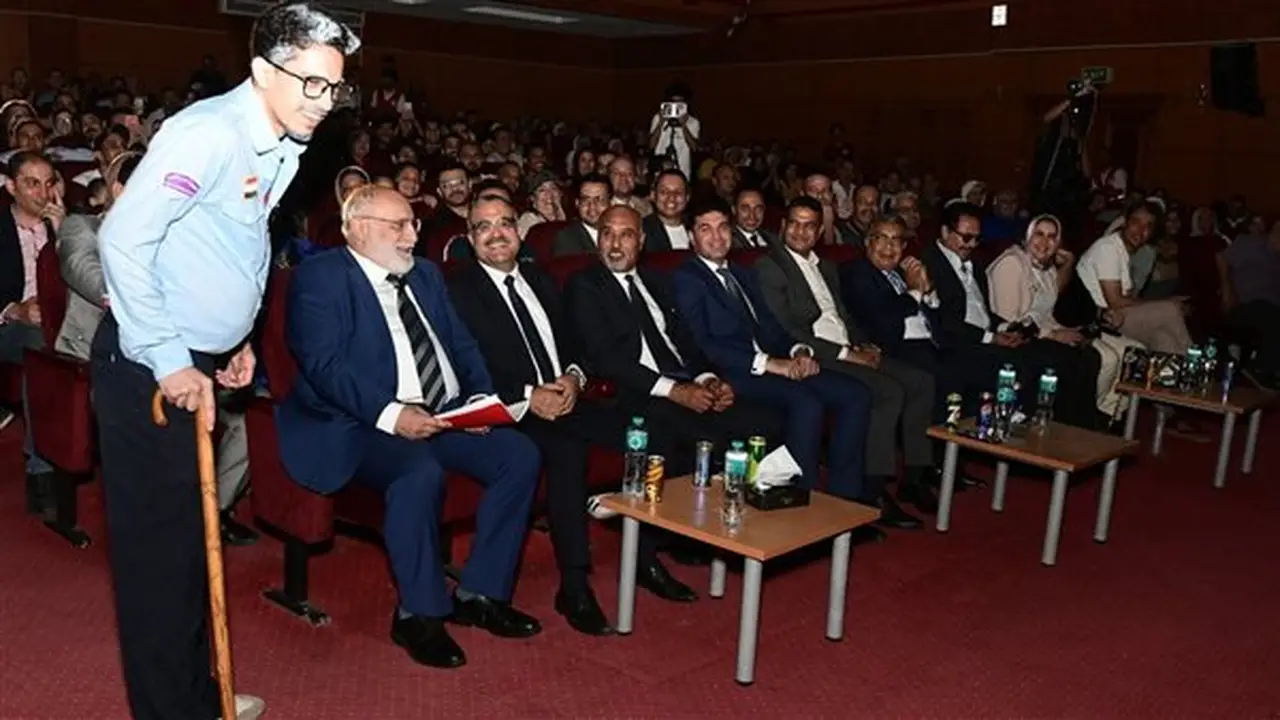 محافظ الدقهلية والفنان محمد رياض يشهدان العرض المسرحي “فتاة المترو” بقصر ثقافة المنصورة