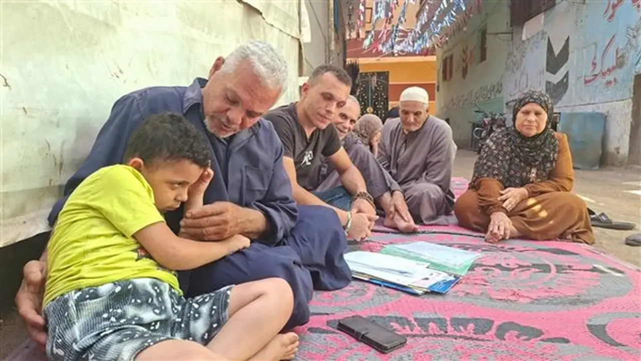 صرخة طفل مصاب بضمور العضلات في القليوبية: “نفسي أمشي تاني” (فيديو)