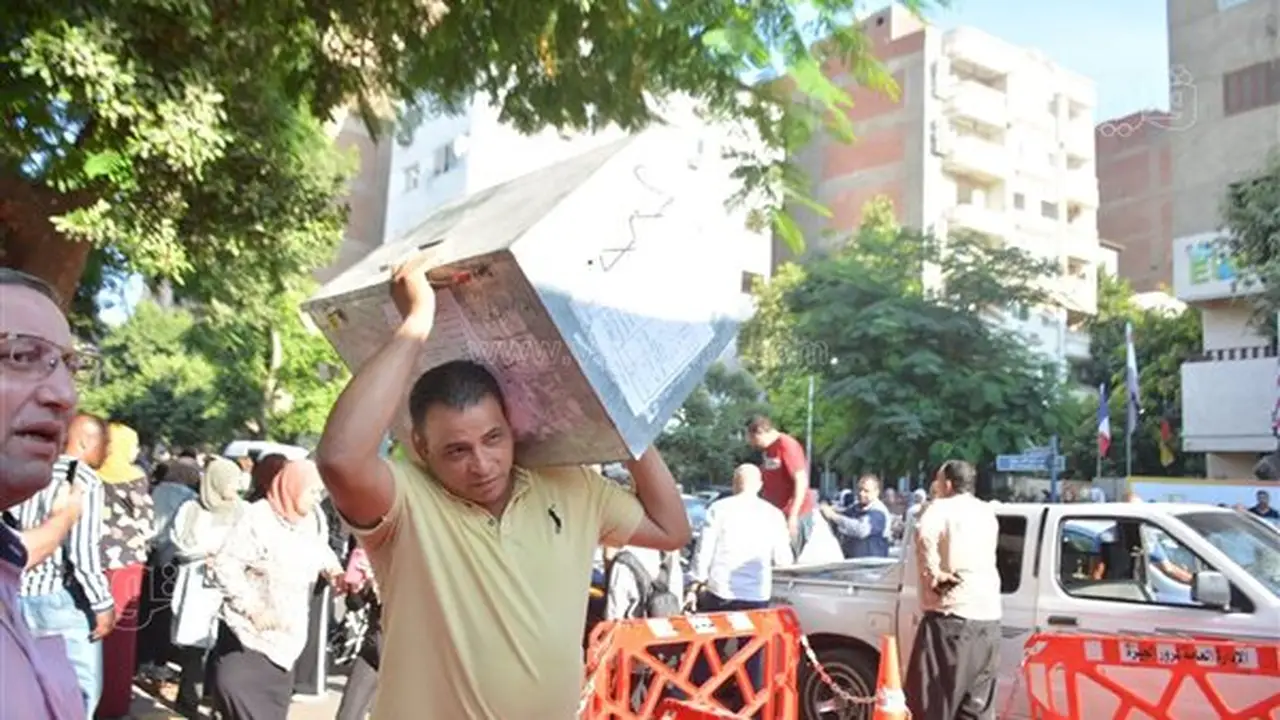 وصول صناديق أسئلة الفيزياء والتاريخ إلى لجان الثانوية العامة بأسيوط وسط تأمين مشدد