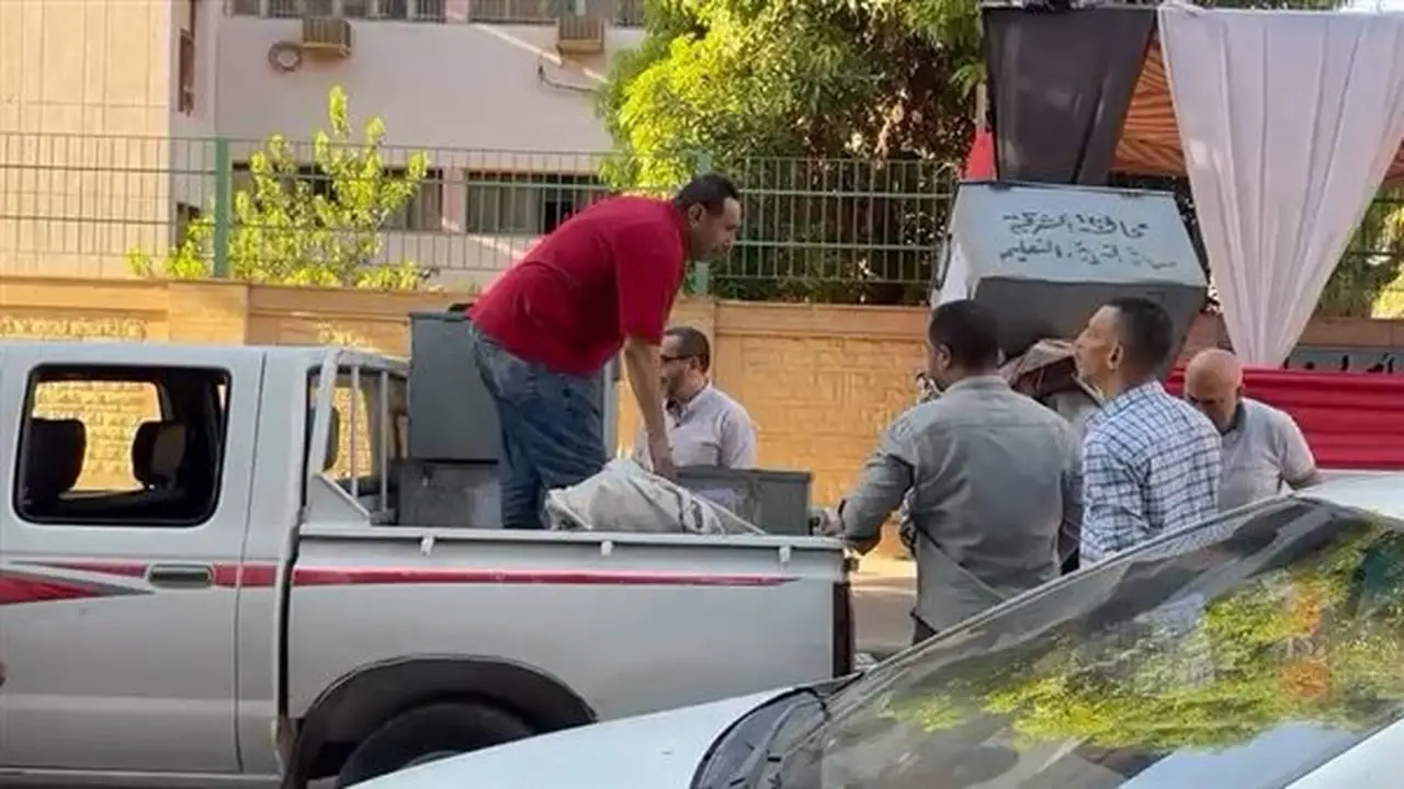 استلام مندوبو لجان الثانوية العامة بالجيزة لأسئلة الفيزياء والتاريخ