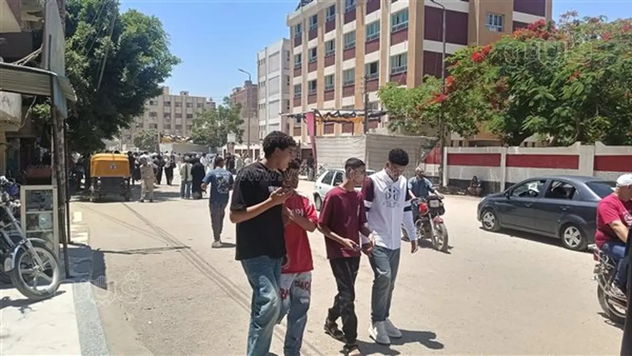 طلاب الثانوية العامة بالشرقية يجرون مراجعة نهائية قبل الامتحانات (صور)