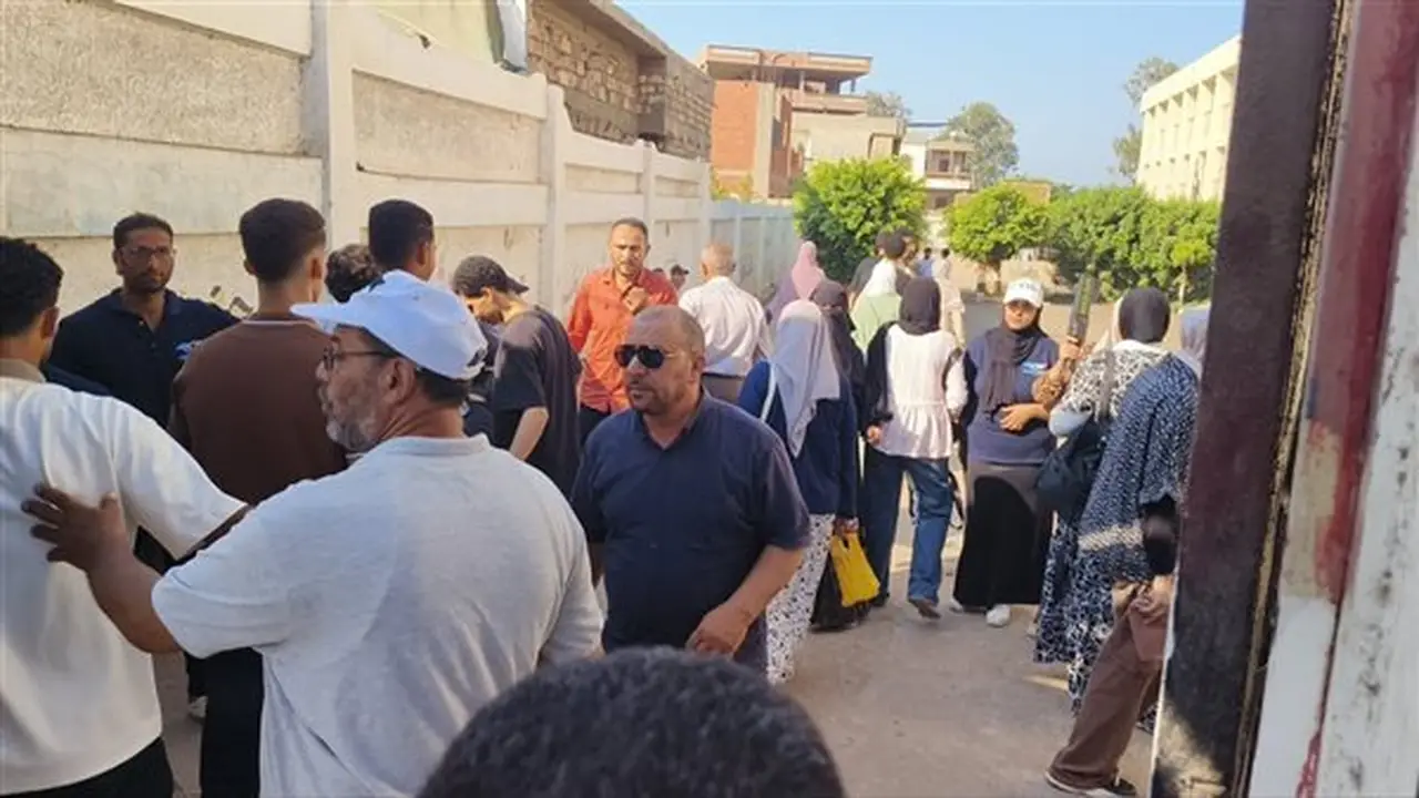 تفتيش طلاب الثانوية العامة في الدقهلية لضمان عدم استخدام الهواتف والسماعات