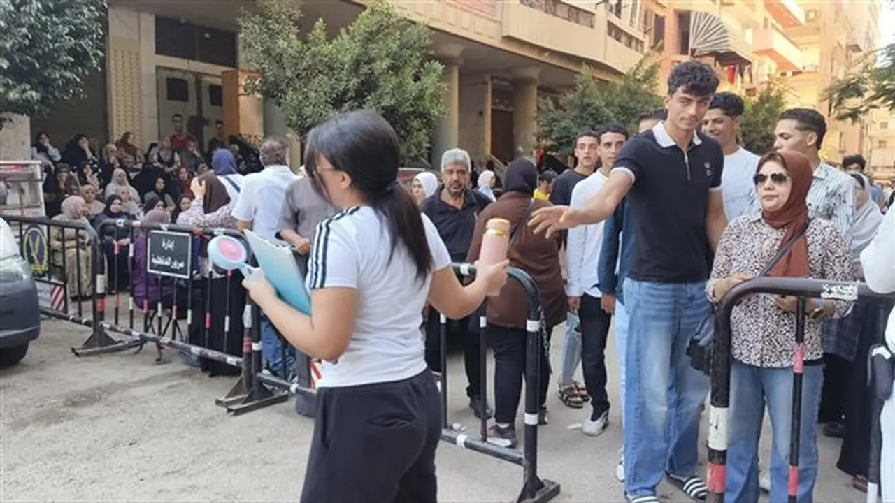 طلاب الثانوية العامة بالدقهلية يدخلون اللجان بأدوات التخفيف خلال امتحاني الفيزياء والتاريخ