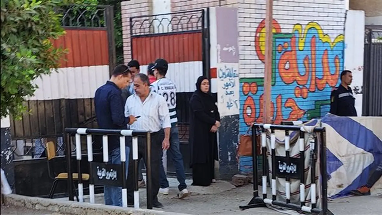 طلاب الثانوية العامة يتوافدون على لجان امتحانات الفيزياء والتاريخ في الغربية (فيديو)