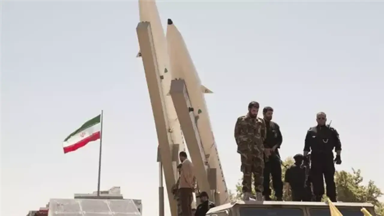 الجيش الإيراني يستهدف مواقع في الكويت وقطر والبحرين