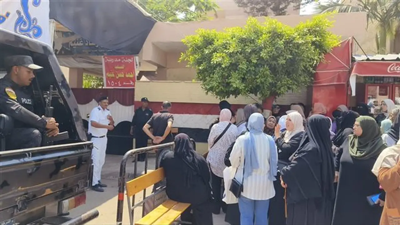 قلق أولياء الأمور أمام لجان الثانوية العامة في الدقهلية والأمن يتخذ إجراءات لتأمين المدارس (صور)