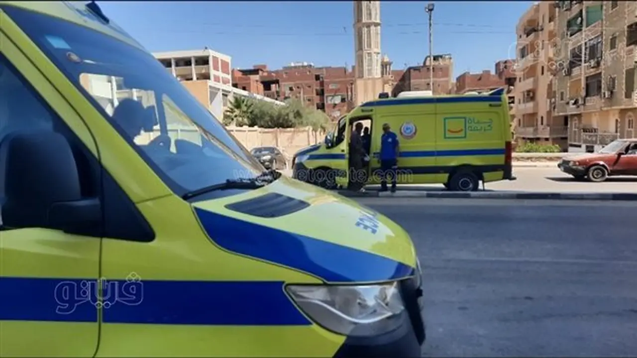 انتشار سيارات الإسعاف حول لجان الثانوية العامة في الإسماعيلية (صور)