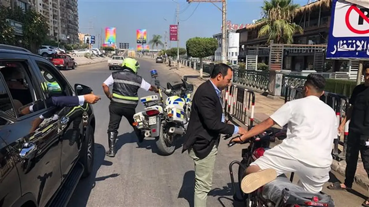محافظ الدقهلية يأمر بالتحفظ على دراجة نارية مخالفة خلال جولة ميدانية