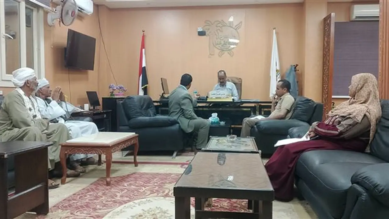 رئيس مركز باريس بالوادي الجديد يناقش أزمة آبار درب الأربعين مع الأهالي