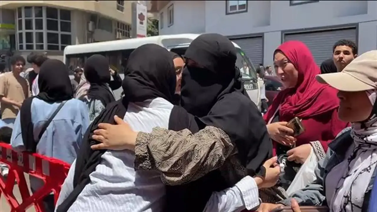 أولياء الأمور يحتفلون مع طلاب الثانوية العامة بنجاح امتحاني التاريخ والفيزياء (فيديو)