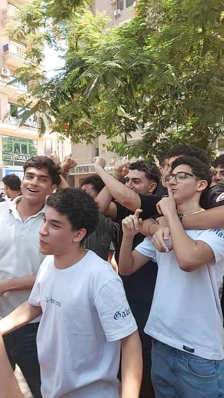 طلاب الثانوية العامة يدعمون حسام حسن طلاب الثانوية العامة يدعمون حسام حسن