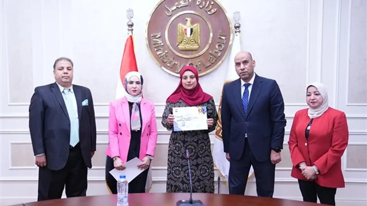 وزير العمل يوزع ماكينات خياطة وأدوات مهنية على سيدات معيلات في المنوفية وأسيوط