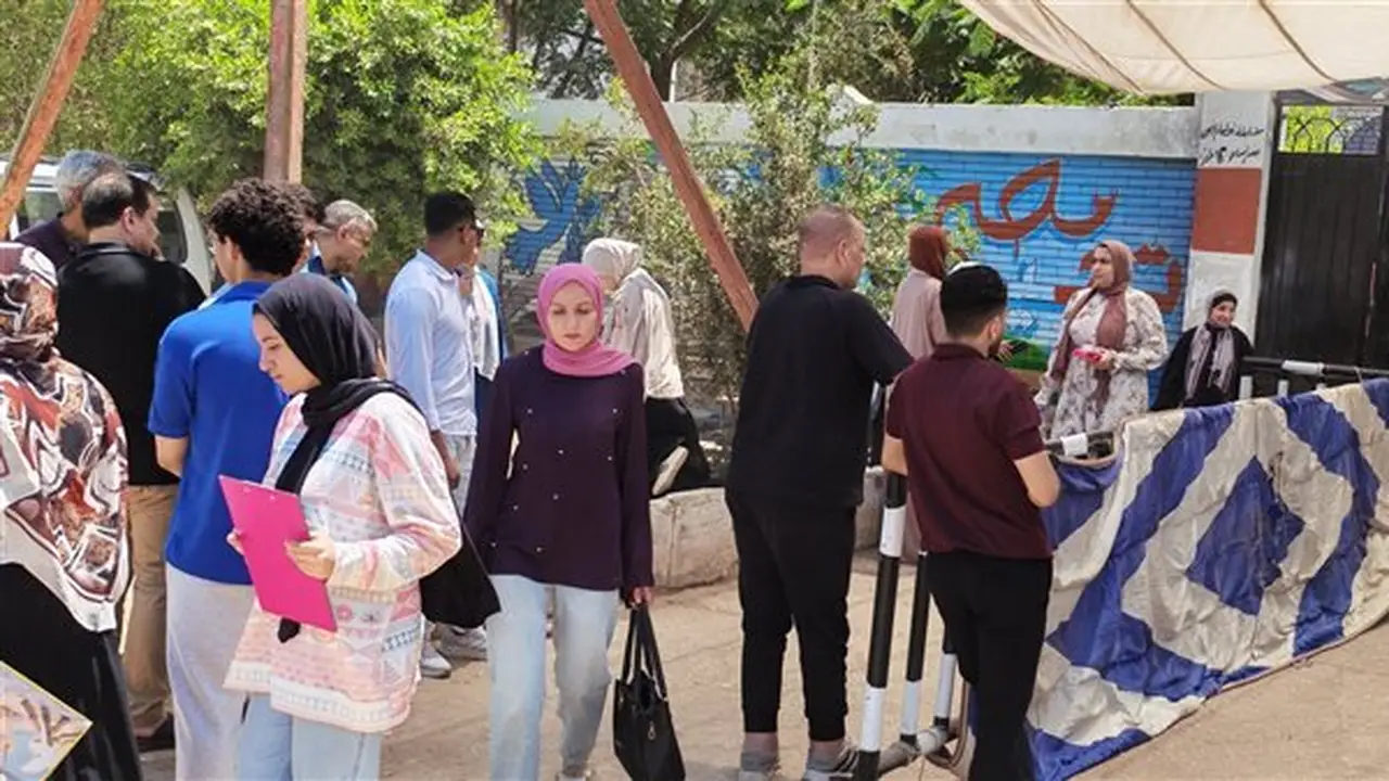 طلاب الثانوية العامة بالغربية يحتفلون بعد امتحان الفيزياء السهل (فيديو)