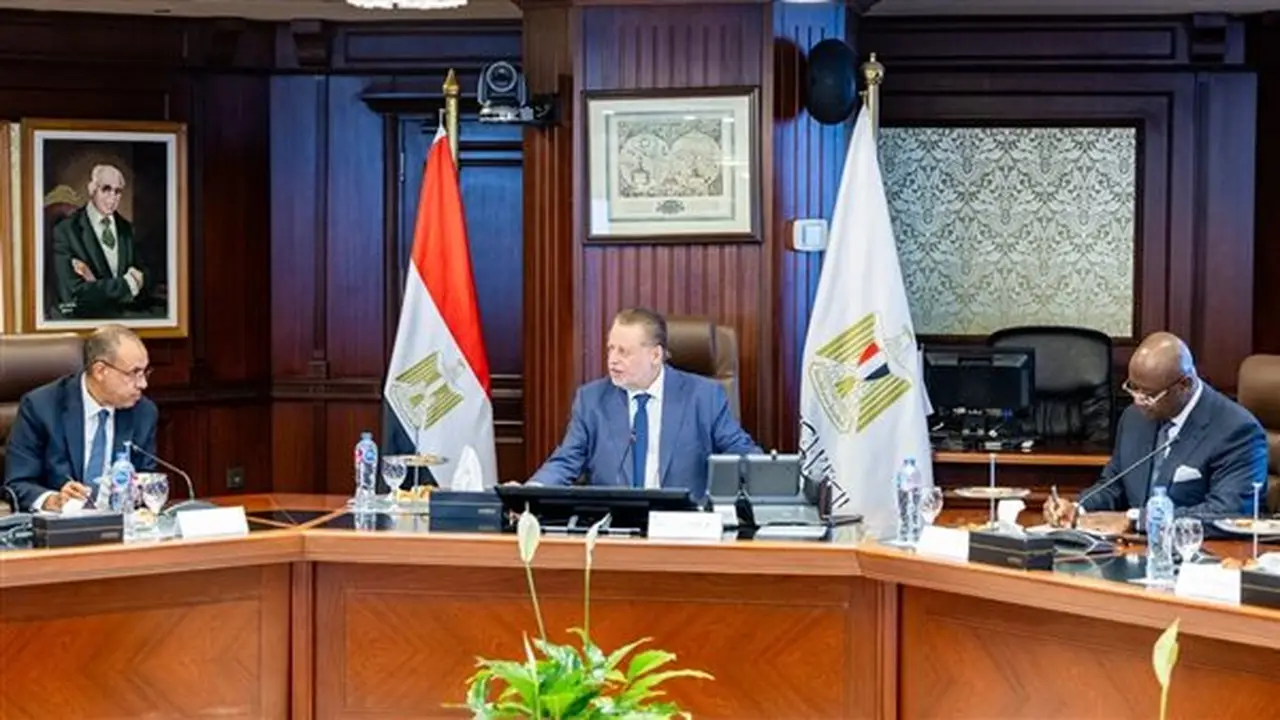 اجتماع ثلاثي لمناقشة تعزيز التعاون بين البنك المركزي ووزارة الخارجية والبنك الإفريقي (صور)