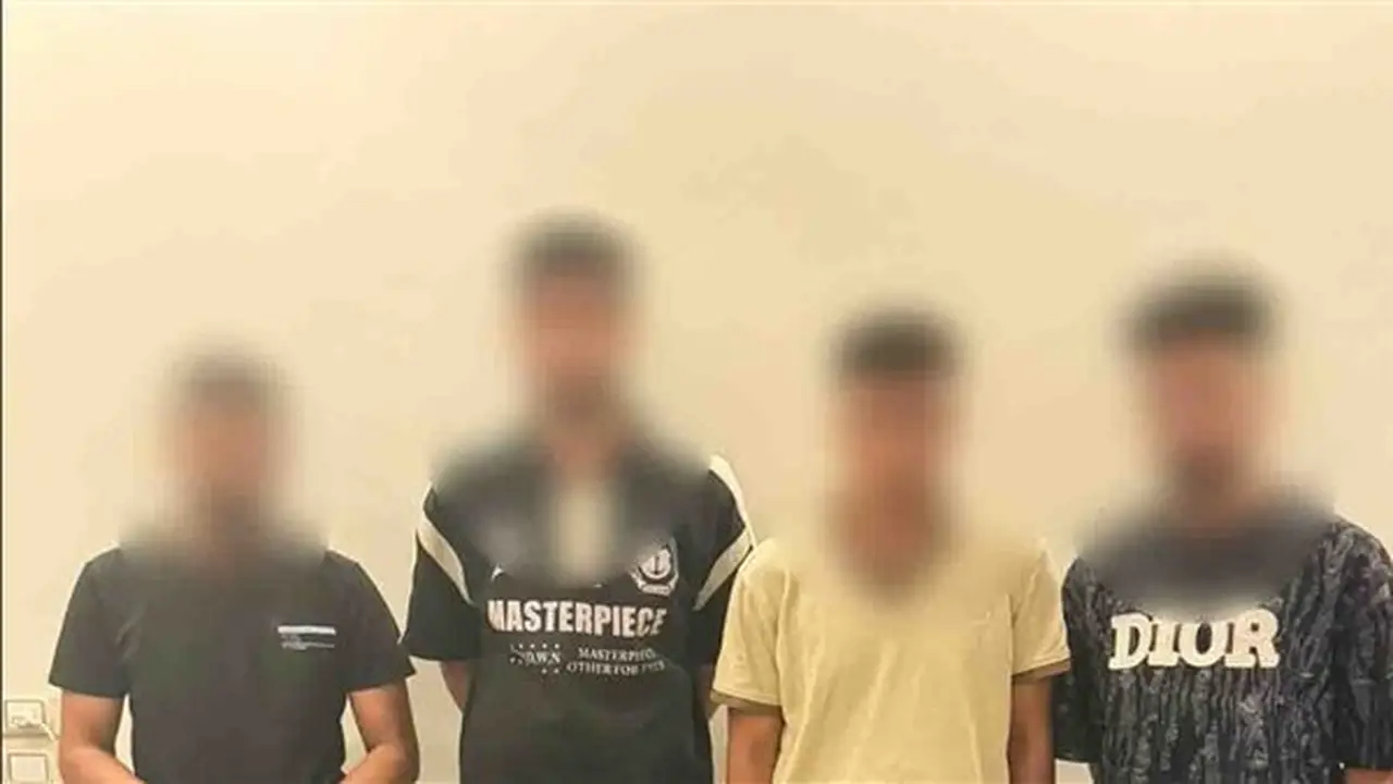 ضبط طالب و3 آخرين لبيع سماعات إلكترونية مخصصة للغش في الامتحانات بسوهاج