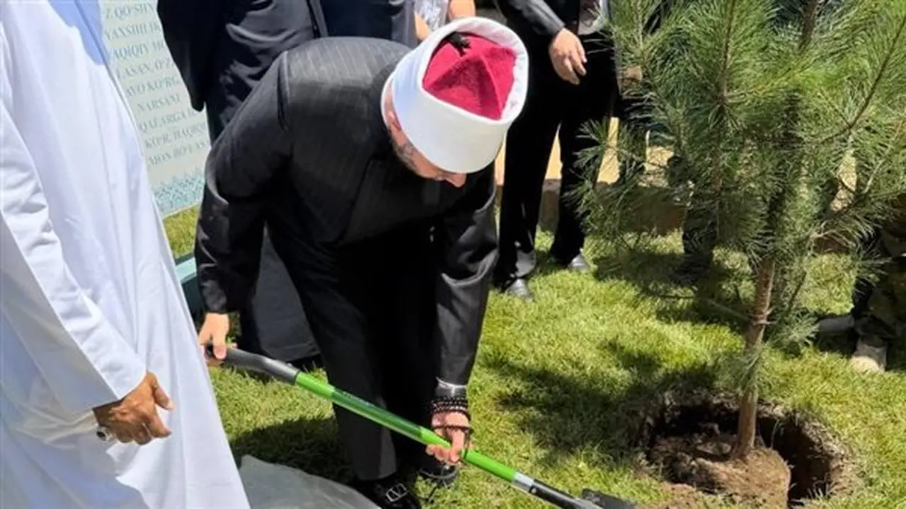 وزير الأوقاف يزور مرقد الإمام الحكيم الترمذي ويغرس الشجرة المصرية في رحابه (صور)