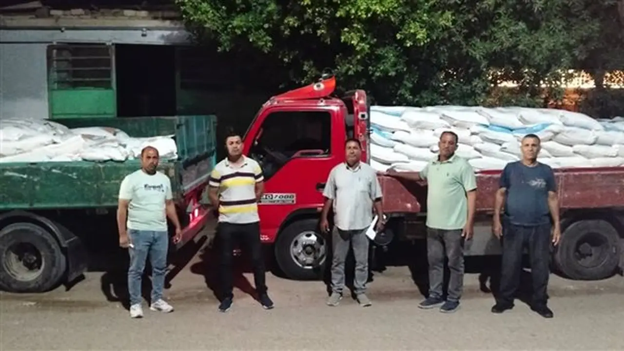 مديرية تموين الفيوم تضبط سيارتين محملتين بـ 11 طن من الدقيق الفاسد