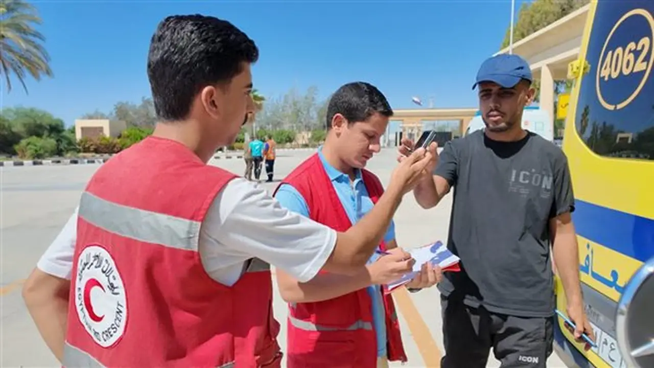 الهلال الأحمر المصري يرافق مصابي غزة ويؤمن عبور الدفعة الـ60 عبر معبر رفح