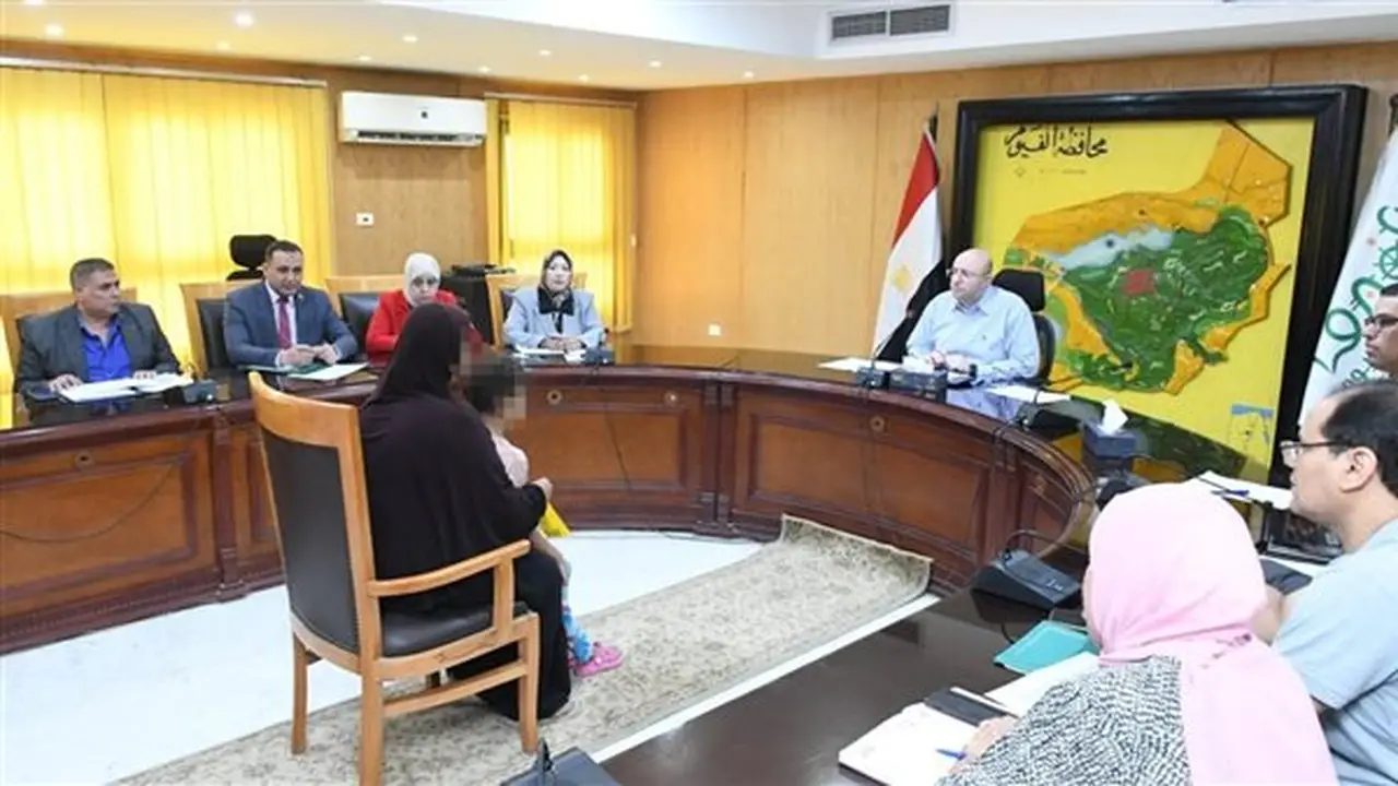 محافظ الفيوم يوجه بتوفير الحماية الاجتماعية للأسر الأولى بالرعاية خلال لقاء خدمة المواطنين