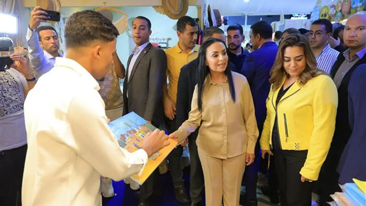 وزيرتا التضامن والتنمية المحلية والبيئة تطلقان معرض “ديارنا للحرف اليدوية والتراثية”