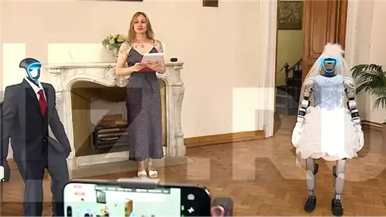 أول زفاف لروبوتين شبيهين بالبشر في موسكو (فيديو)