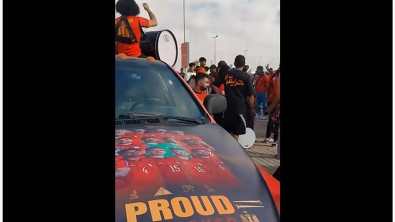 الجماهير المصرية تستعد لاستقبال لاعبي المنتخب بالعلمين الجديدة بالأعلام والطرومبيطة (فيديو)