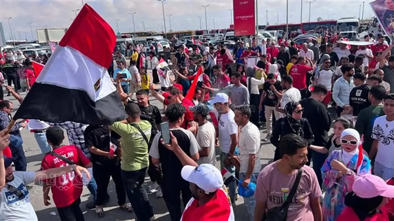 تواصل توافد الجماهير المصرية لاستقبال منتخب الفراعنة بعد إنجاز المونديال (فيديو وصور)
