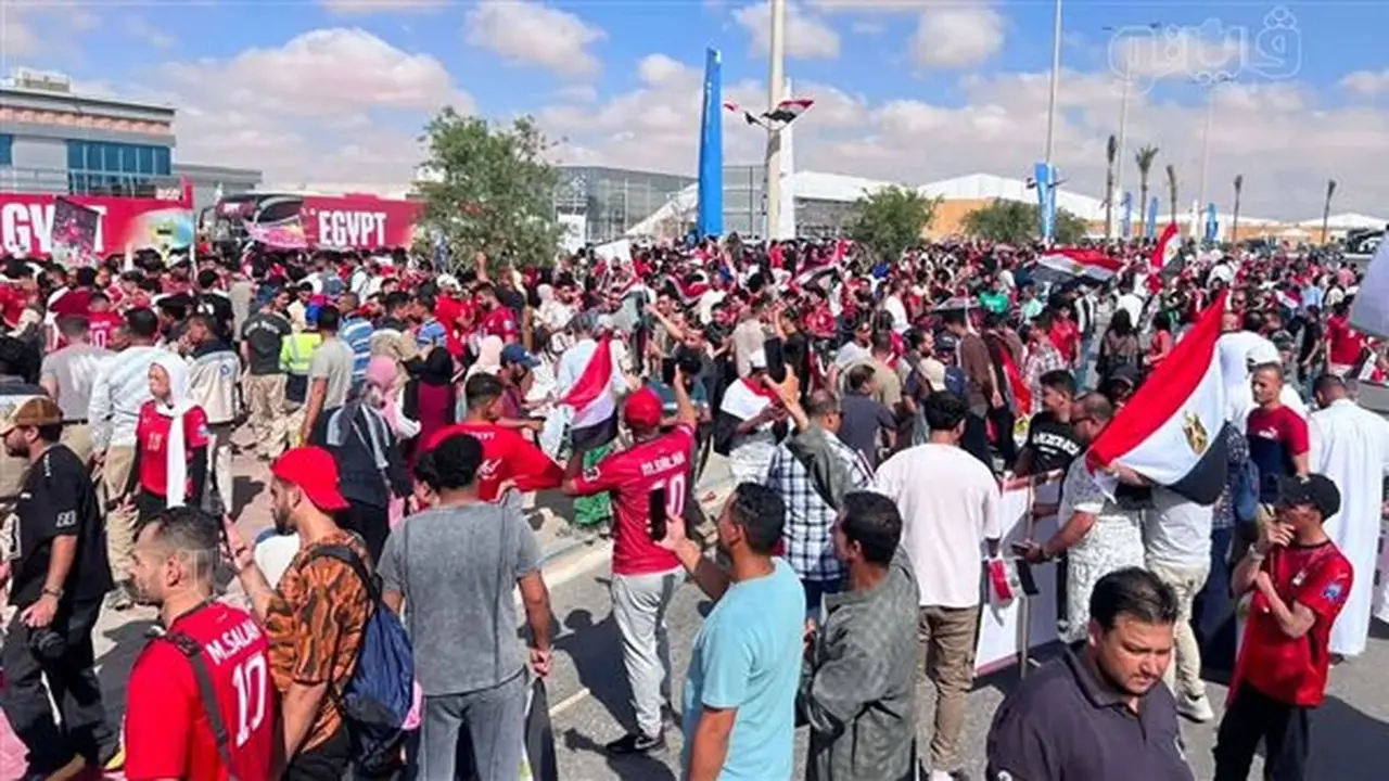 شعار “100 مليون شكرًا” في انتظار طائرة منتخب مصر