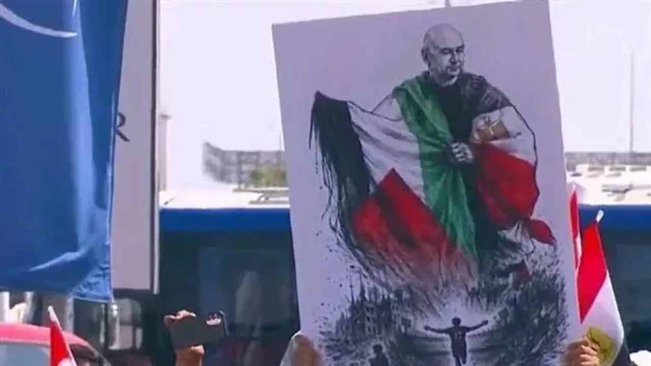 استقبال حافل لبعثة منتخب مصر في العلمين بوجود صورة حسام حسن وعلم فلسطين