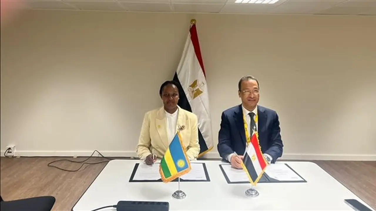 وزير الاتصالات المصري يوقع مذكرة تفاهم مع نظيرته الرواندية لتعزيز التعاون في مجالات التكنولوجيا
